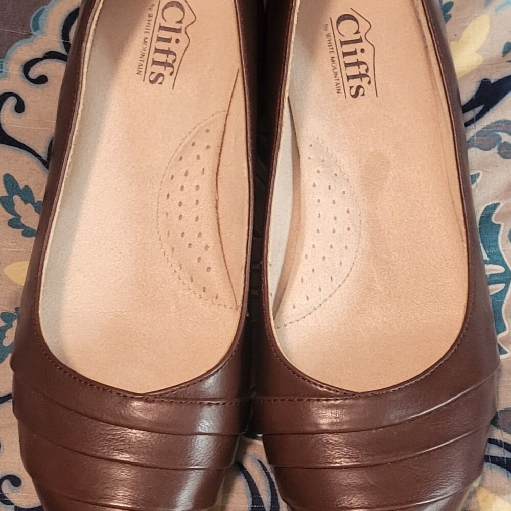 Like NEW! Womens Cliffs by WHITE MOUNTAIN Ballet Flats, Size 8W (Brown)